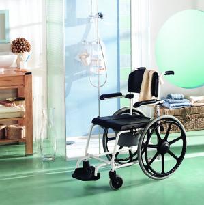 A Invacare Cascade H253 é uma cadeira de banho com rodas de autopropulsão de 24’’, dois rodízios dianteiros e estrutura resistente.
