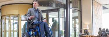 A nova Esprit Action Junior da Invacare é a cadeira de rodas elétrica a dobrável e multi-ajustável para crianças.