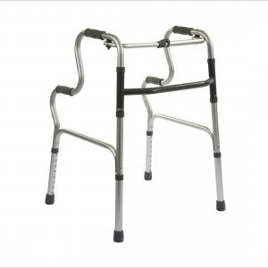 A andadeira de alumínio Foria da Invacare, dispõe de 2 níveis de punhos, é encartável e regulável em altura.