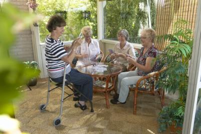 O Actio2 da Invacare é um andarilho de duas rodas compacto, ergonómico, seguro e confortável.