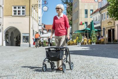 O andarilho com rodas Dolomite Jazz II da Invacare é um andarilho inovador e leve, desenvolvido para garantir excelente suporte e estabilidade durante a marcha. 