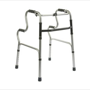 A andadeira de alumínio Foria da Invacare, dispõe de 2 níveis de punhos, é encartável e regulável em altura.